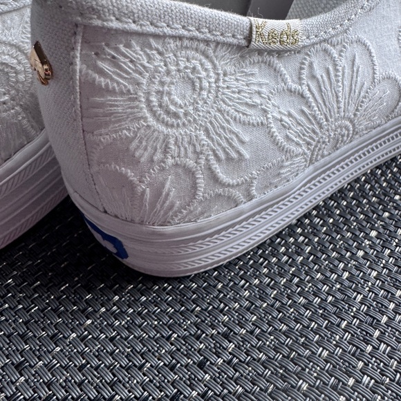 Kate Spade Triple Kick Floral Eyelet & Pearl Sneakers Bridal NEW White Size 8 - Picture 6 of 7